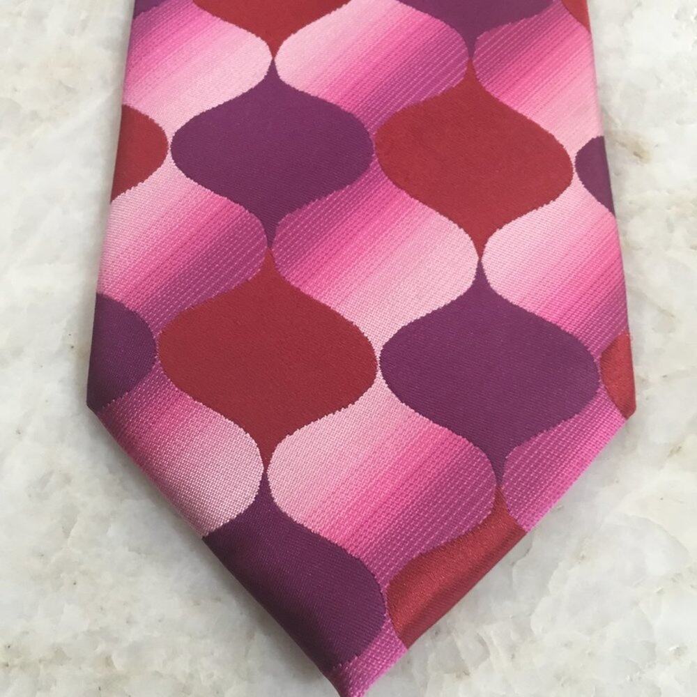 BCBG//ATTITUDE PINK RED SILK TIE